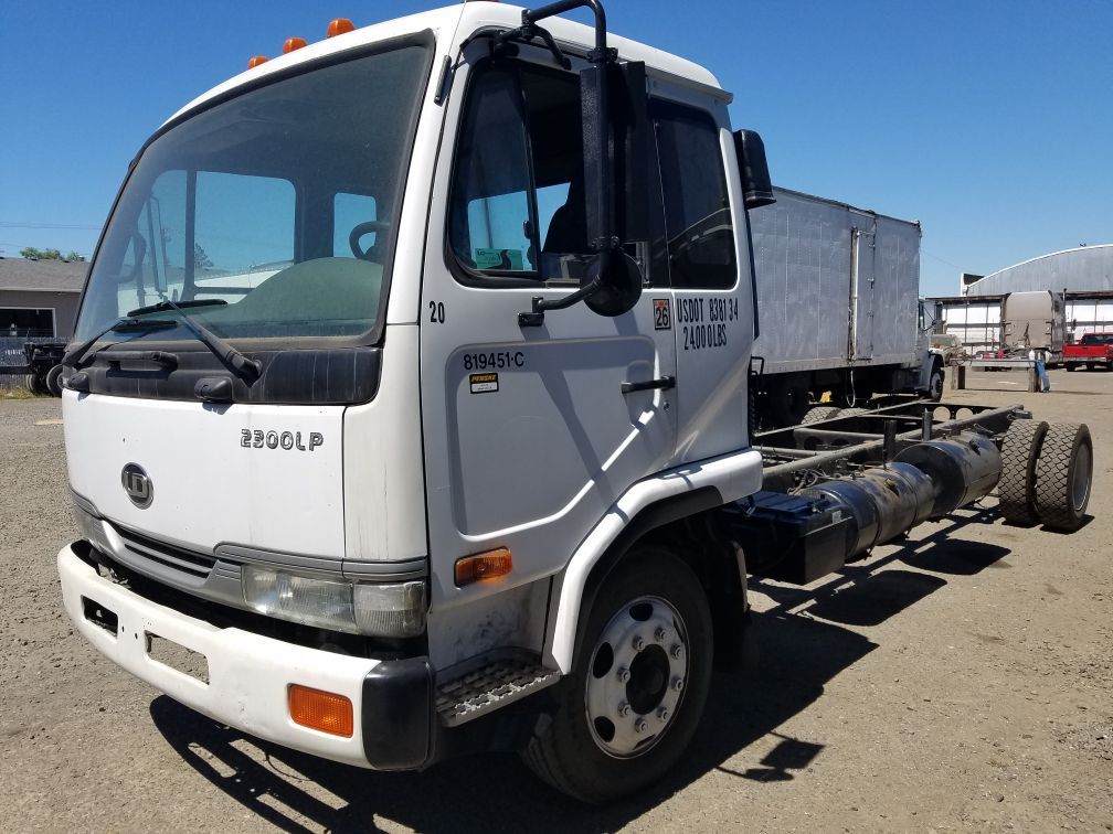2004 Nissan UD 2300LP cab n chassi