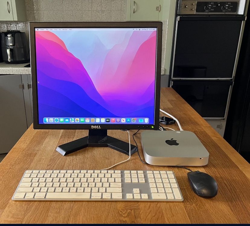Apple Mac Mini Desktop Computer - Intel i5 / 4GB Memory / 500GB Hard Drive / 19 Inch Dell Monitor