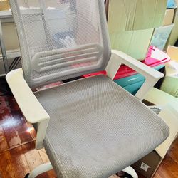 Used White Rolling Computer Chair 