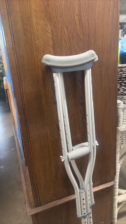 Medical adjustable crutches
