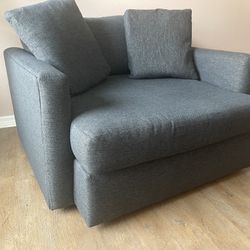 🛋️ Large and Comfortable Loveseat Chair – Like New!