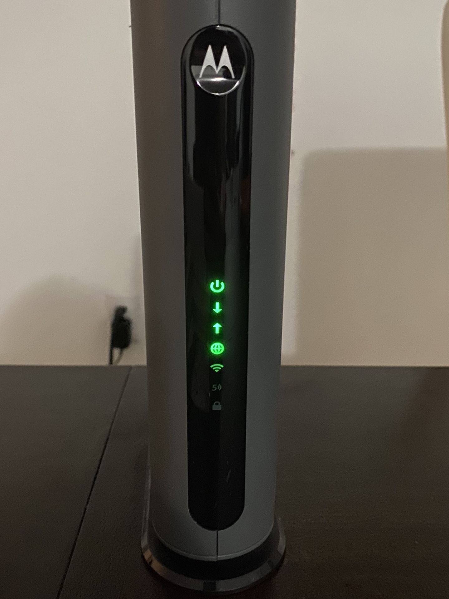 Motorola - Dual-Band AC1900 Router with 16 x 4 DOCSIS 3.0 Cable Modem - Black