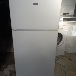 Refrigerator Hotpoint And Excellent Condition 3 Months Warranty Delivery And Install 