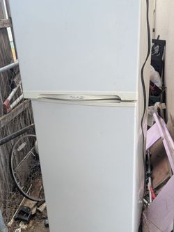 Avanti refrigerator apartment size