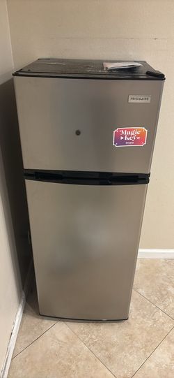 Frigidaire, 7.5 Cu. ft. Refrigerator, Standard Door Style, Platinum