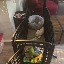 6 Panel Dog Play Pen (has Two Extra Panels)