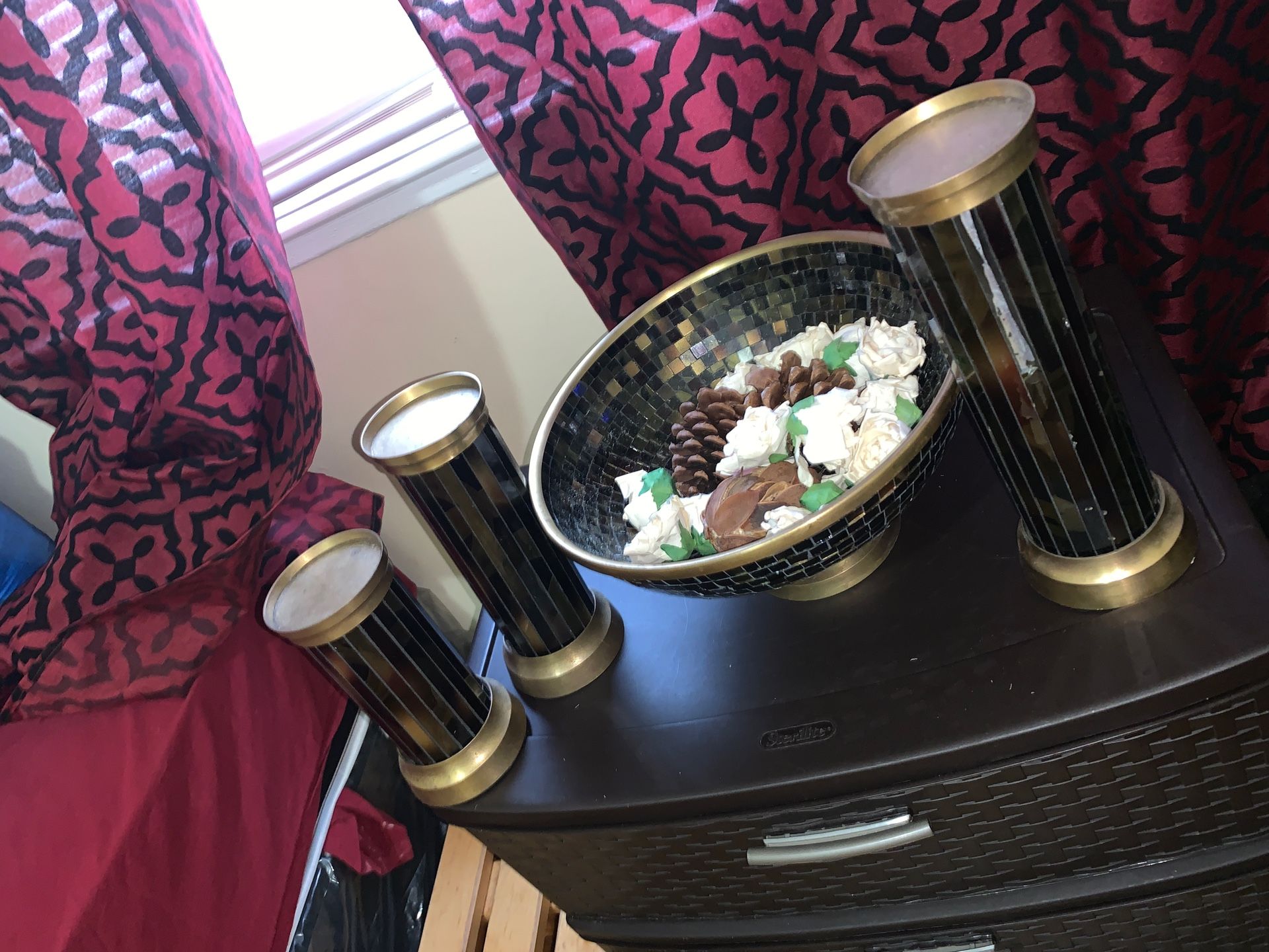 All 4pc candle holder one candle holder is broken u can see the pic really can’t tell