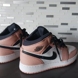 Nike Jordan 1s (7Y / 8.5 Womens)