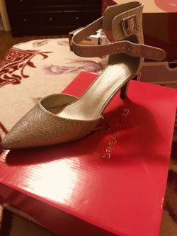 Dream pairs low pointed sliver glitter heels ðŸ‘