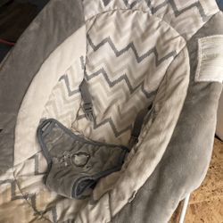 Ingenuity SmartBounce Automatic Baby Bouncer Seat in the "Braden" chevron pattern. 