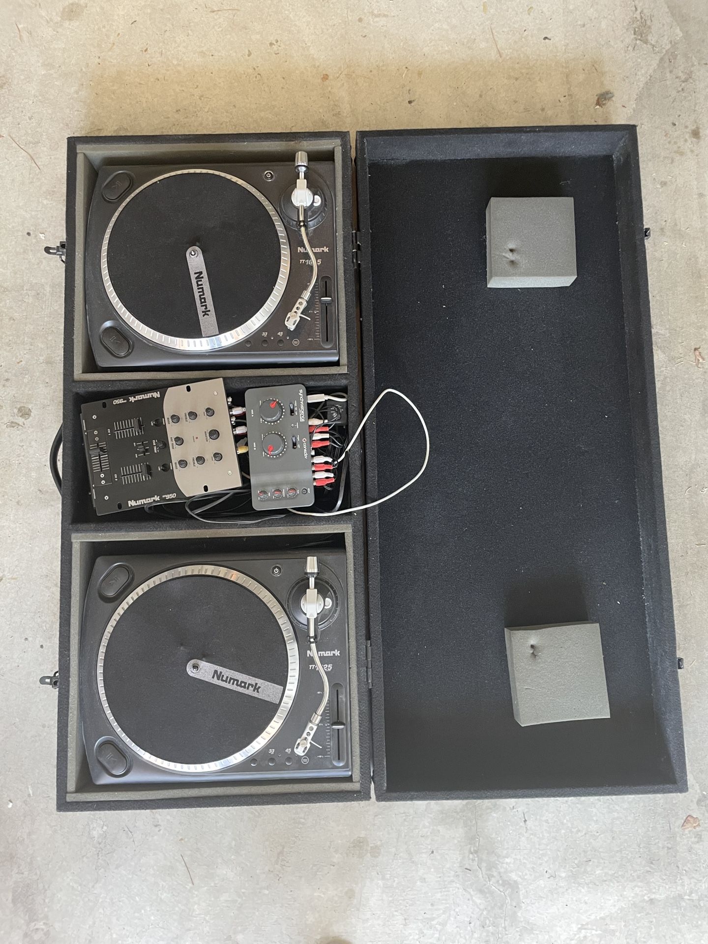 Numark TT1625 turntables and Numark DM950 mixer with case