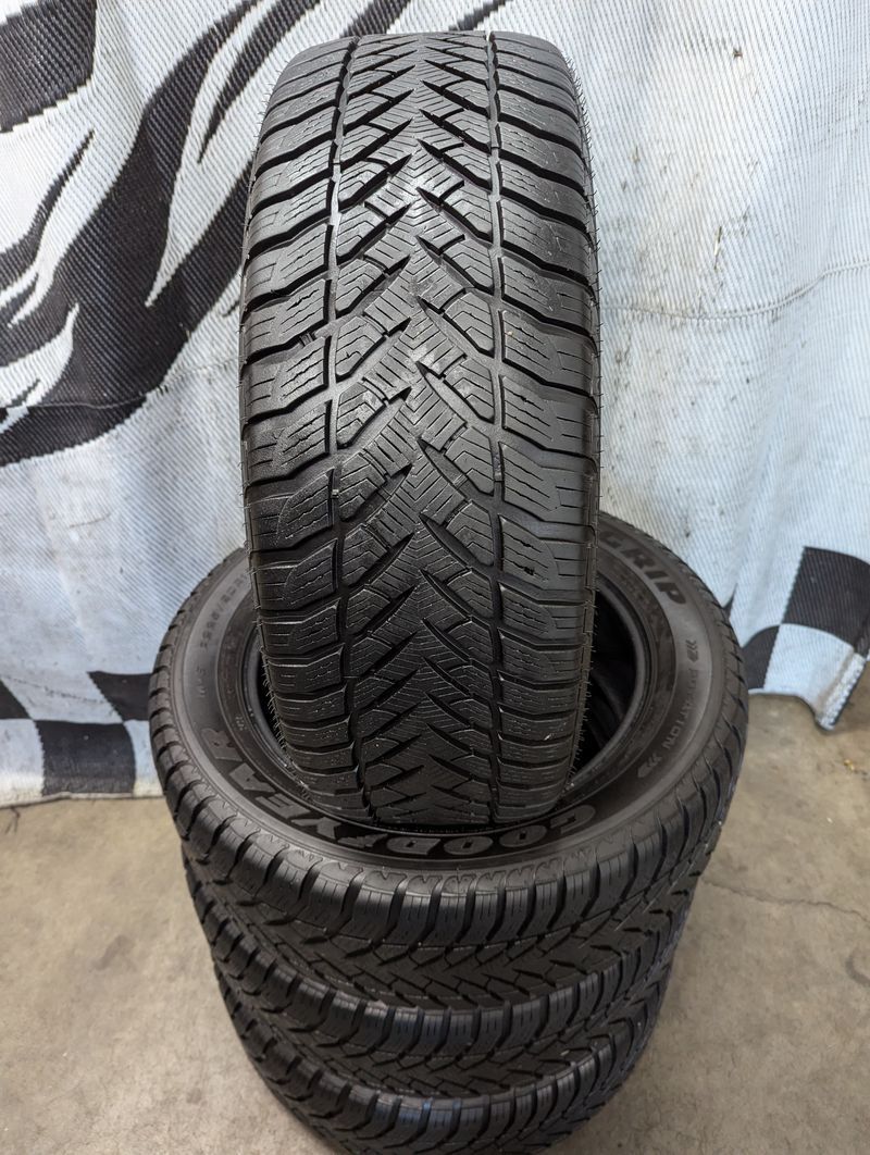 255/60r18 "Near New" Goodyear Eagle Ultra-Grip studless winter snow tires