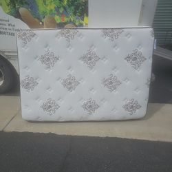 FREE FURNITURE *CLEAN MATTRESS + BOX*