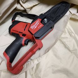 Milwaukee M12 FUEL 6 in. 12V Lithium-lon Brushless Electric Cordless Battery Pruning Saw HATCHET (Tool-Only)