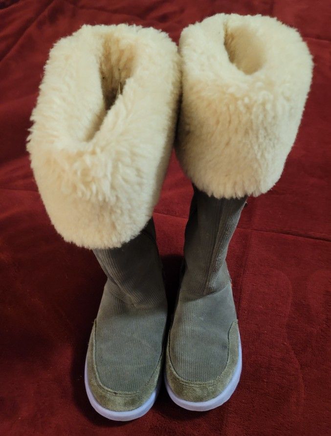 UGG - Tall Gray Boots w/Hearts - $40