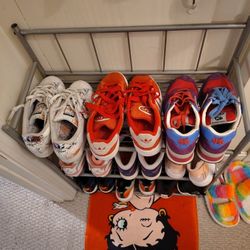 Shoe Rack Fits In 8 Womans And Wears Them Unsure Of The Size :) Male 5 And A Half And 6 And A Hmu Lol!