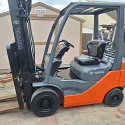 Toyota 3000lb Pneumatic Tire Forklift