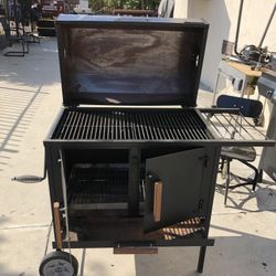 Asador Para Usarse Con Carbón. Grill And Smoker 