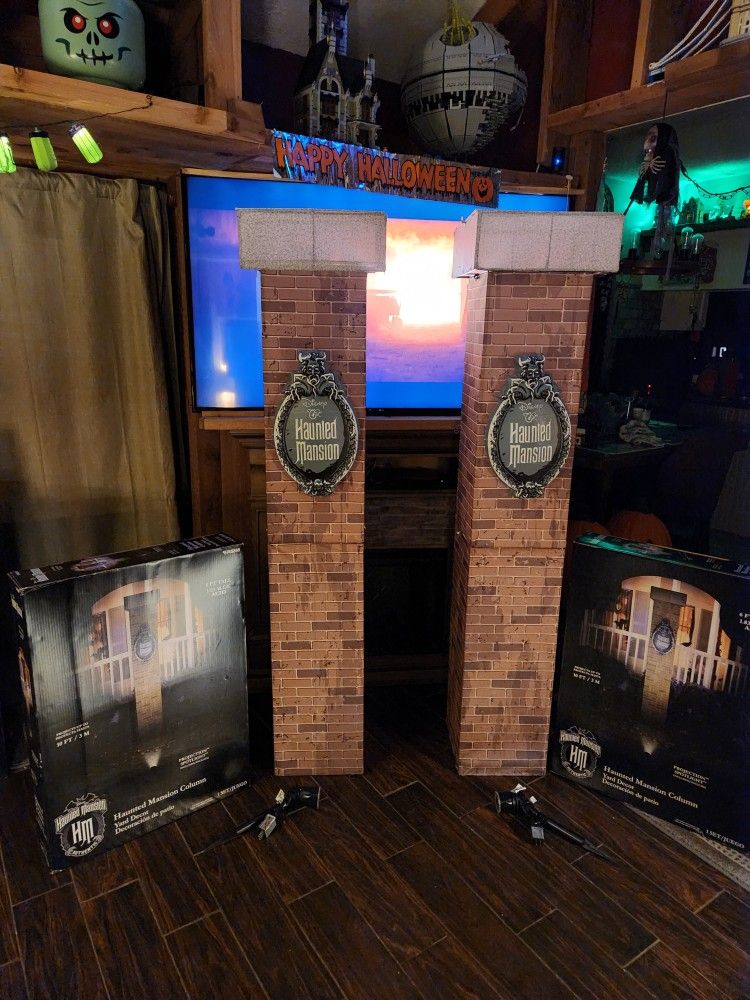 Disney 72.05" freestanding Led lighted Haunted Mansion Pillar set (no longer sold in stores)