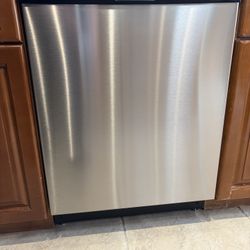Frigidaire dishwasher. Like new. Needs drain pump