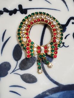 Vintage Christmas Holiday Wreath Brooch Rhinestone Bow Dangle Tassel Pin