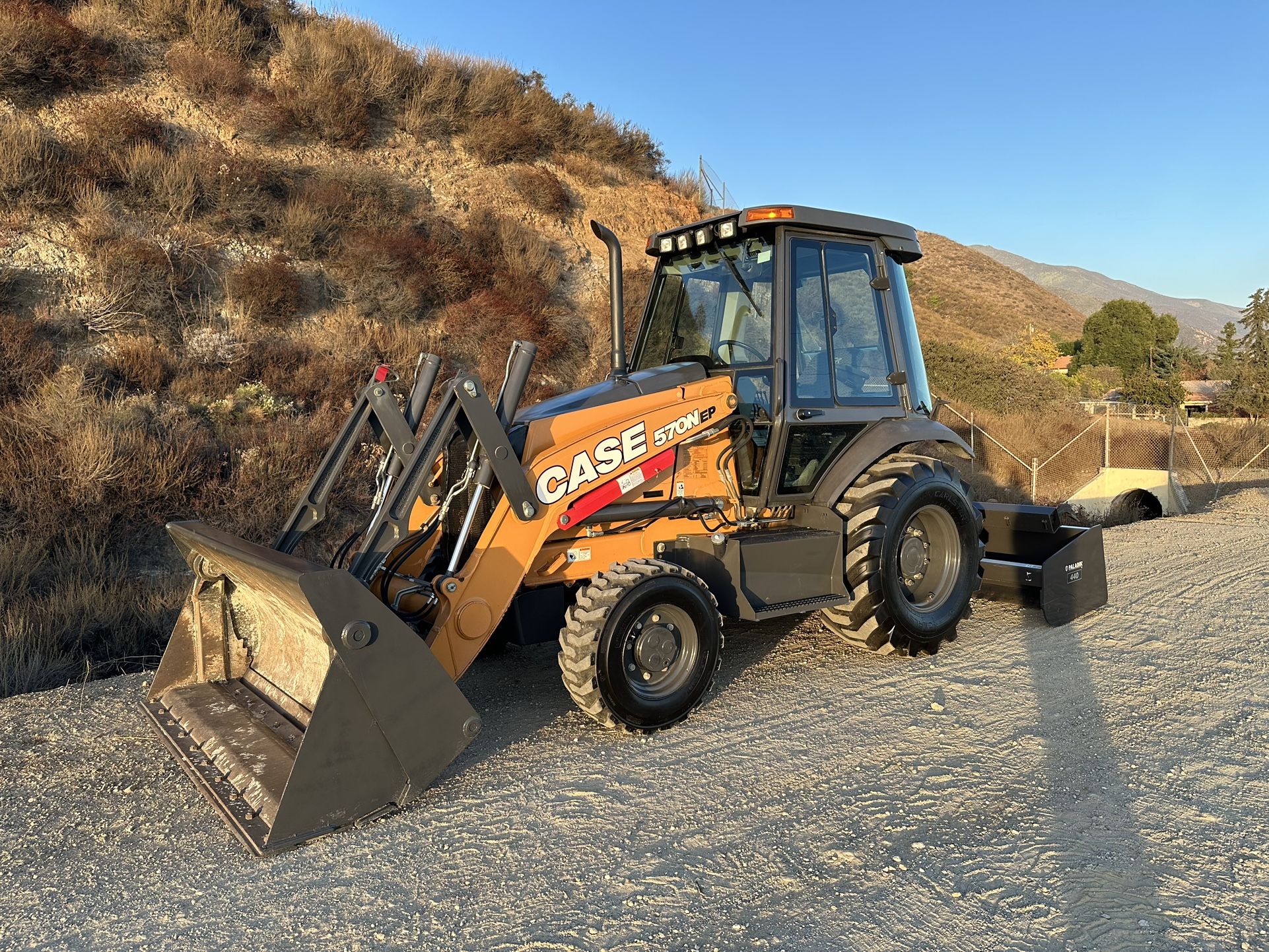 Case 570nep ENCLOSED skip Loader