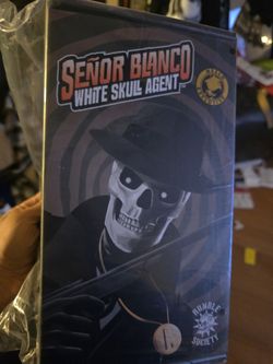 Mezco Exclusive Señor Blanco White Skull
