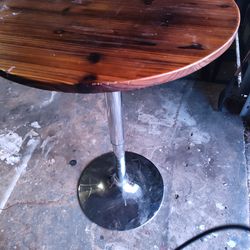 Adjustable bar table