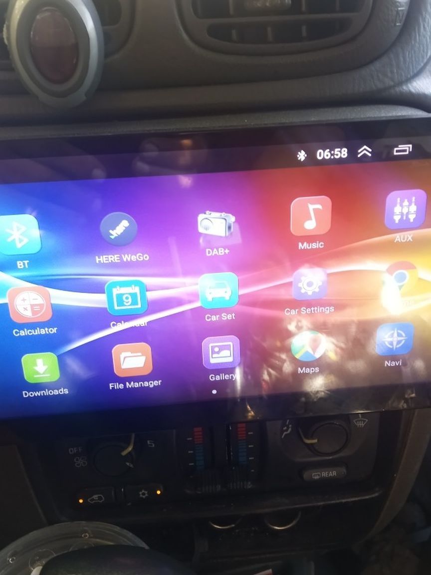 10.5 APPLE CAR PLAY BLUETOOTH RADIO Tv FOR CAR VARY NICE LIKE NEW