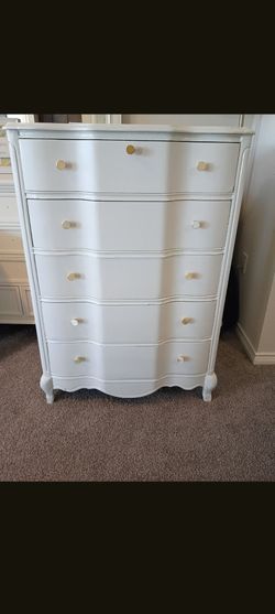 Beautiful Antique French Provincial 5 Drawer chest of drawers
