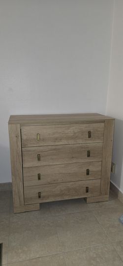 Modern Light Wood 4-Drawer Dresser with Metal Handles – New