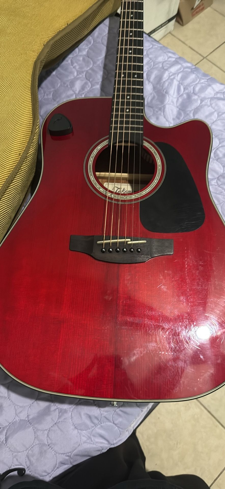 takamine g series comes with case and strap if u come buy it today ill do 450