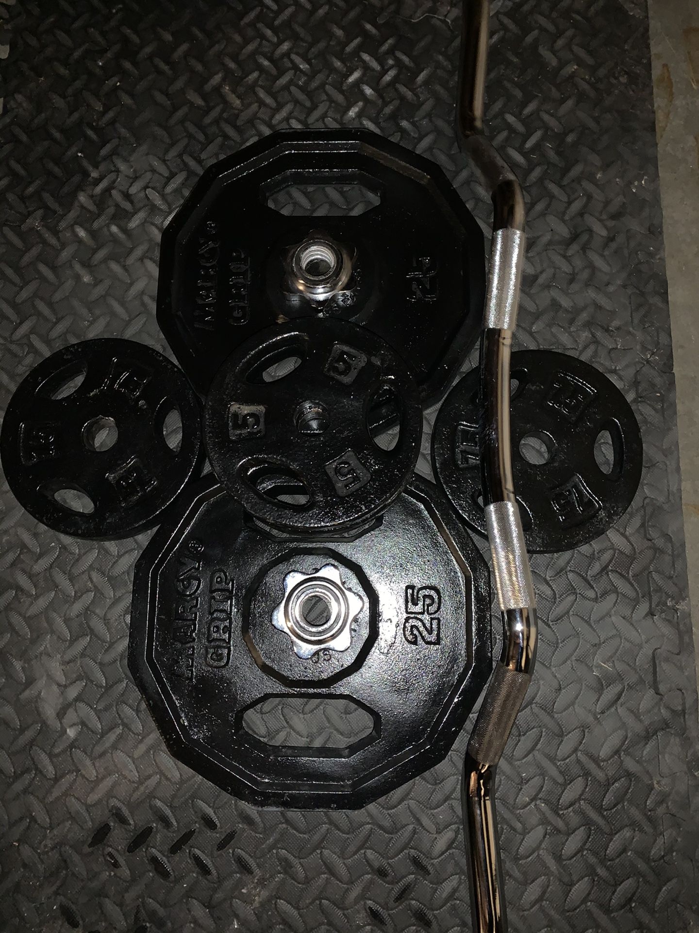 BRAND NEW 75LB PIG IRON CURL BAR IN EXCELLENT CONDITION. COMES WITH ONE CHROME STANDARD CURL BAR WITH CHROME SPINNER CLAMPS & TWO MARCY 25LBS HANDLE