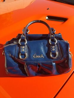 Coach authentic purse.. Med size.. Great condition!