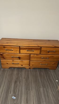 Dresser of wood with 2 cabinets to fix.