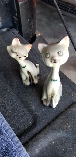 Siamese salt and pepper shakers