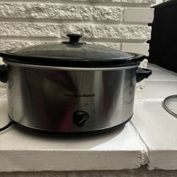6 Quart Slow Cooker Hamiltan beach working perfectly small dent outside