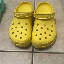 Croc Unisex  Bright Yellow W11 M9