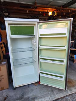 Garage Refrigerator With Freezer Box - $25