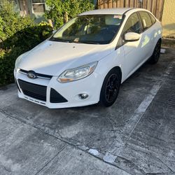 FORD FOCUS WHITE SE