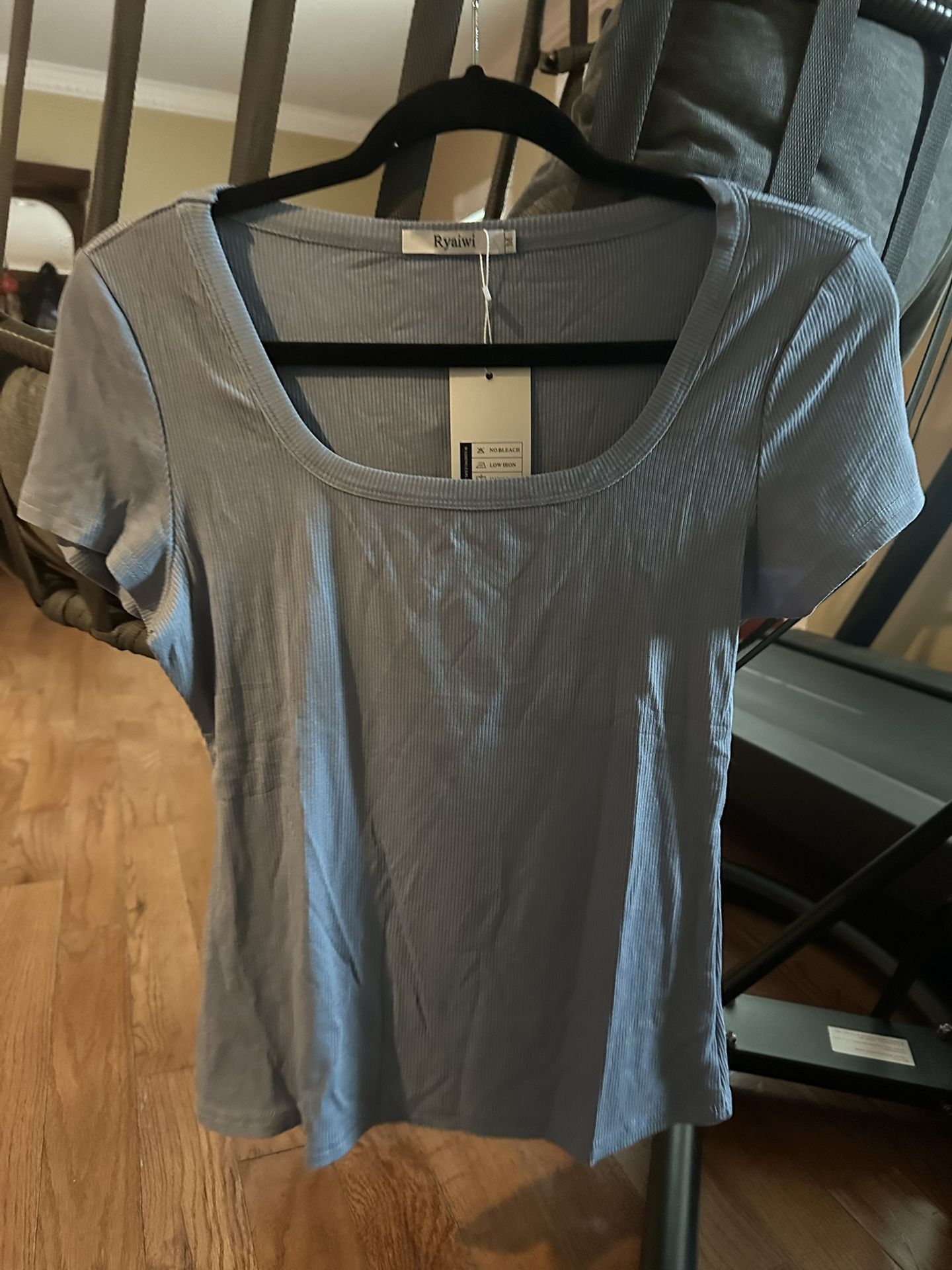 women’s shirt size medium
