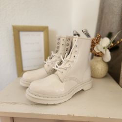 NWOT Dr. Martens White Monochromatic Boots Womens Size 6