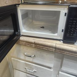 Black Countertop Microwave Oven