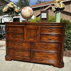 Solid Wood 8 Drawer Dresser Chest of Drawers Furniture Great Condition