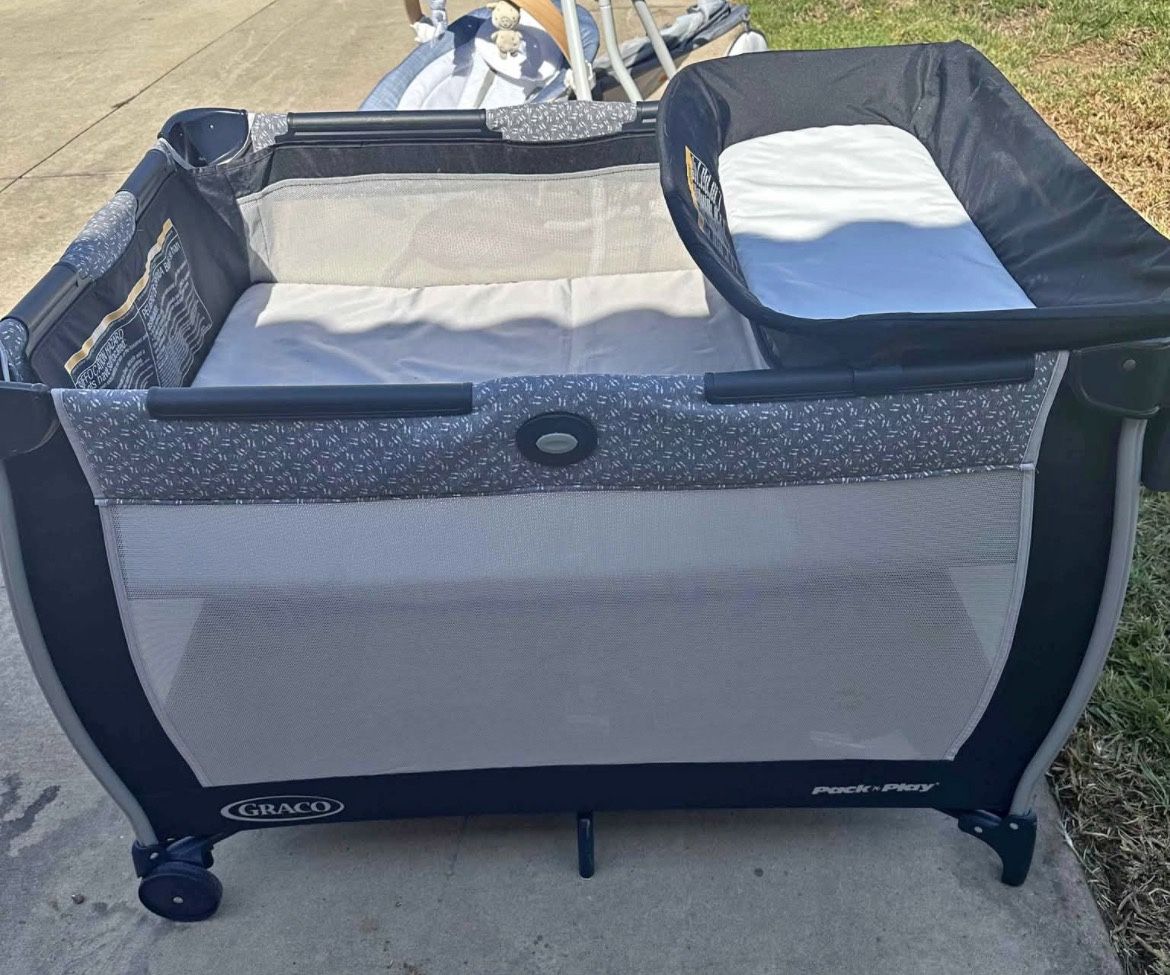 Graco pack' n play w/diaper changer, compartments and Carrying Bag