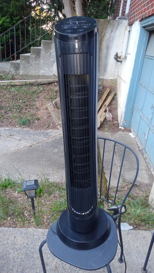 Ocean Breeze 38 Inch Oscillating Tower Fan WORKS PERFECT