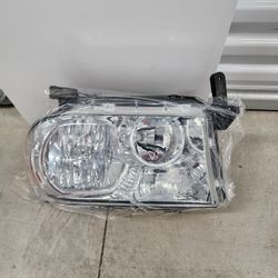  2007-2013 Toyota Tundra (Fits Models WITHOUT Level Adjuster Only) Headlights Replacement For 2008-2017