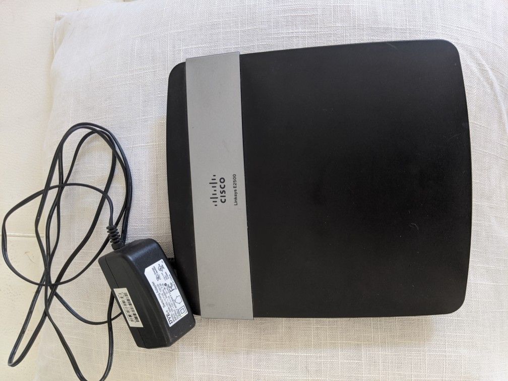 Cisco Linksys E2500 Router. $10