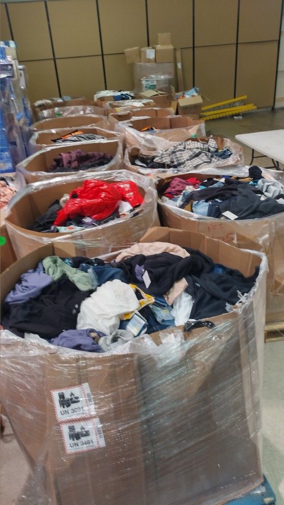 18 Pallets of new clothes from Walmart and Target 18 Pallets De Ropa