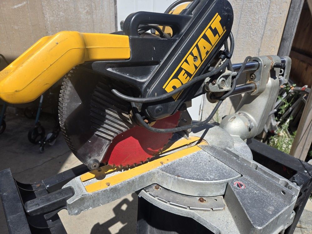 Double Miter12' Sliding Saw. (Dewalt)